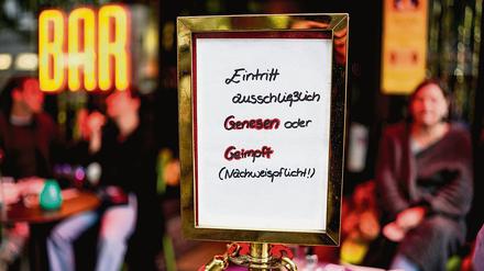 Hinweis auf die 2G-Regel in einer Bar in Hamburg (Archivbild vom August 2021)