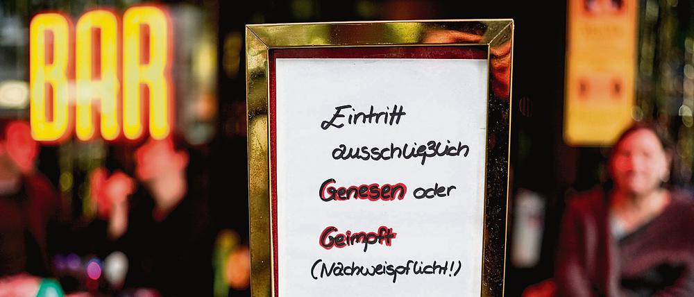Hinweis auf die 2G-Regel in einer Bar in Hamburg (Archivbild vom August 2021)