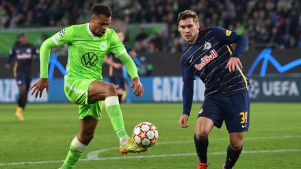 Wolfsburgs Lukas Nmecha ist gegen Maximilian Wöber (re.) auf dem Weg zum 2:1. 