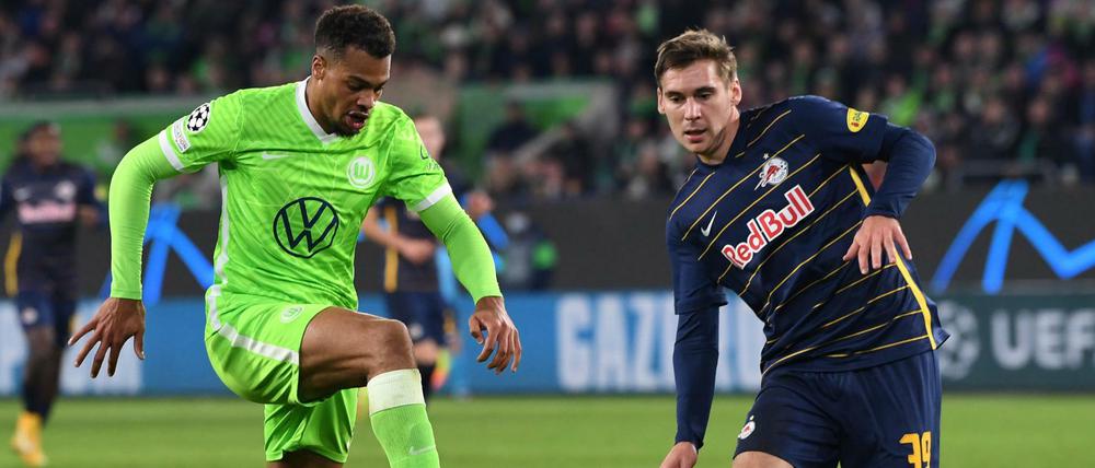 Wolfsburgs Lukas Nmecha ist gegen Maximilian Wöber (re.) auf dem Weg zum 2:1.