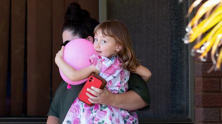 Cleo Smith auf dem Arm ihre Mutter Ellie einen Tag nach Cleos Rettung.