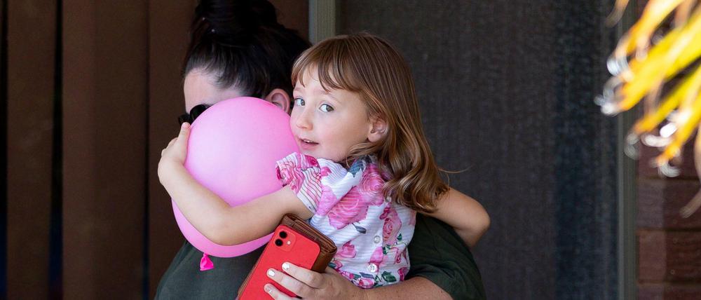 Cleo Smith auf dem Arm ihre Mutter Ellie einen Tag nach Cleos Rettung.