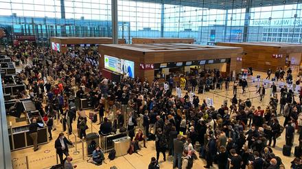 Dicht gedrängt. Das BER-Terminal 1 am Freitagmittag.