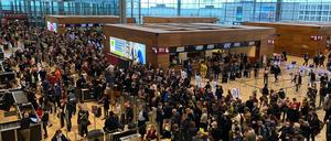 Dicht gedrängt. Das BER-Terminal 1 am Freitagmittag.