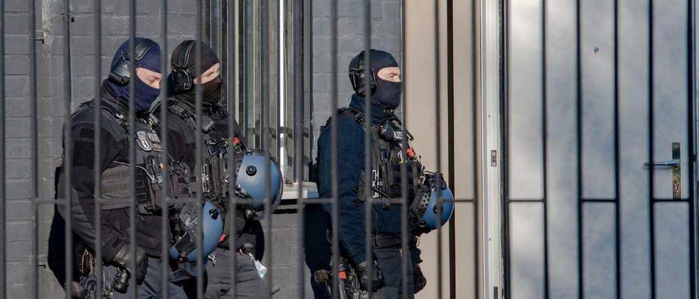 Dursuchungen wegen Encrochat-Daten: Polizeibeamte Ende Oktober bei einer Razzia in einem Gewerbegebiet in Weißensee.