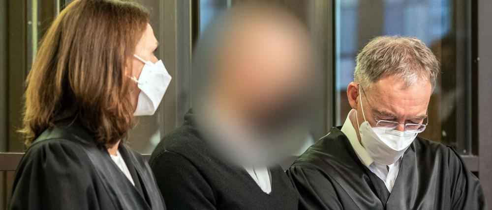 Geknickt. Der Angeklagte beim Prozessauftakt vor dem Berliner Landgericht.