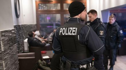 Die Polizei führt in Neukölln immer wieder Razzien durch.