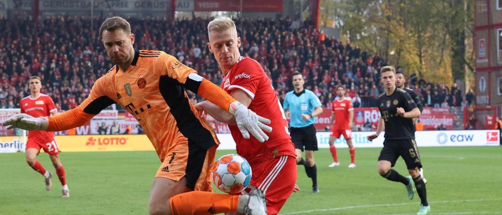Gerade noch gutgegangen. Nationaltorwart Manuel Neuer rettet vor Unions Timo Baumgartl.