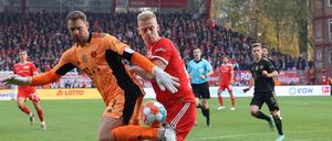 Gerade noch gutgegangen. Nationaltorwart Manuel Neuer rettet vor Unions Timo Baumgartl. 