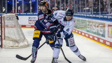 Berlins Mark Zengerle (li.) kämpft gegen Straubings Brandon Manning um den Puck. 