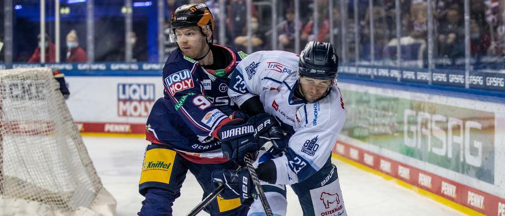 Berlins Mark Zengerle (li.) kämpft gegen Straubings Brandon Manning um den Puck. 