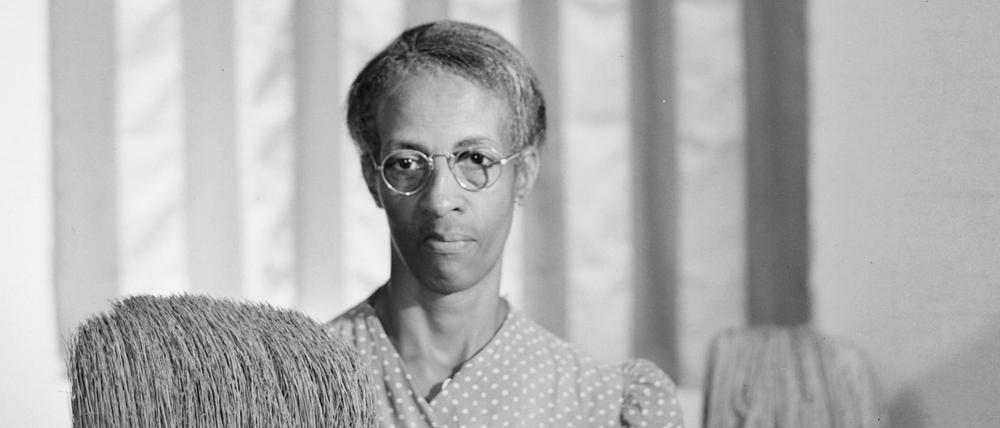 Stolz und Demütigung. Gordon Parks’ Porträt „American Gothic“ der bei der US-Regierung angestellten Reinigungskraft Ella Watson in Washington D.C. 1942.