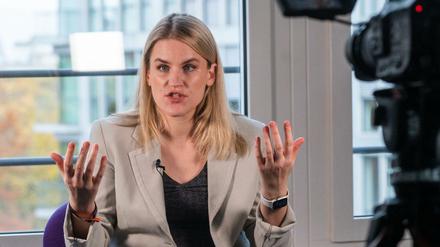 Facebook-Whistleblowerin Frances Haugen spricht in einem Interview.