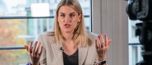 Facebook-Whistleblowerin Frances Haugen spricht in einem Interview.