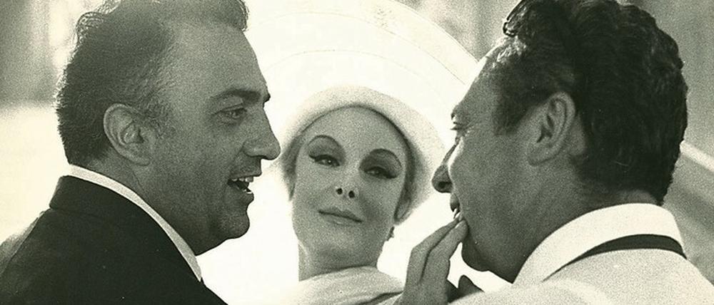 Federico Fellini (links) mit der Schauspielerin Madeleine Lebeau am Set des Films „8 ½“.
