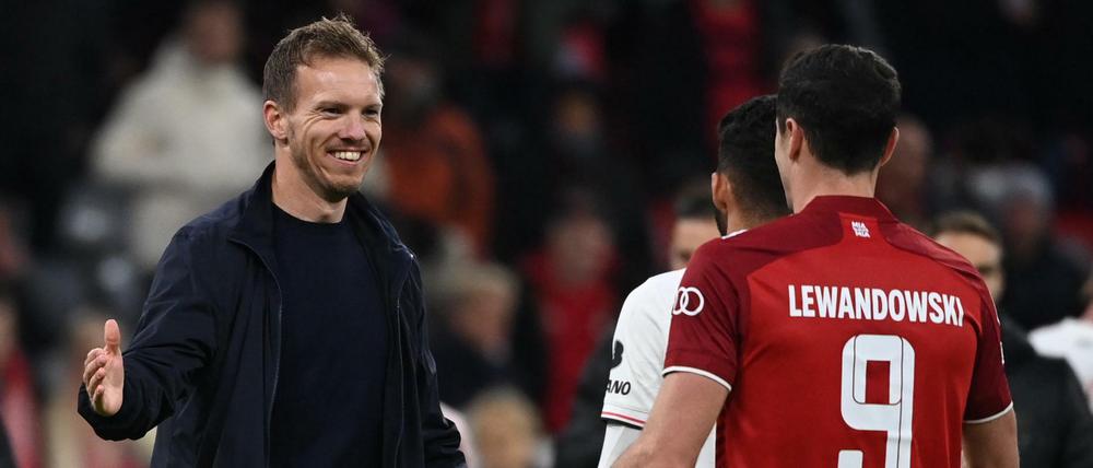Trainer Julian Nagelsmann (links) gratuliert Münchens Robert Lewandowski nach dem Spiel.