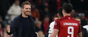 Trainer Julian Nagelsmann (links) gratuliert Münchens Robert Lewandowski nach dem Spiel.
