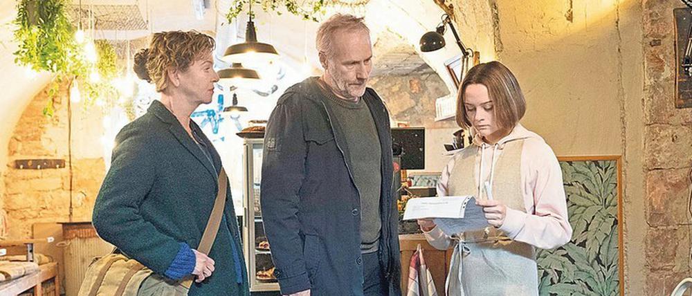 Was weiß Nellie (Lena Urzendowsky, rechts) über den vermeintlichen Selbstmord ihrer Freundin Luise? Das wollen die Kommissare Janneke (Margarita Broich) und Brix (Wolfram Koch) herausfinden. 