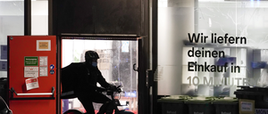 Ein Rider des Lieferdienstes Gorillas vor einer Filiale. Das Start-up liefert Lebensmittel in wenigen Minuten.
