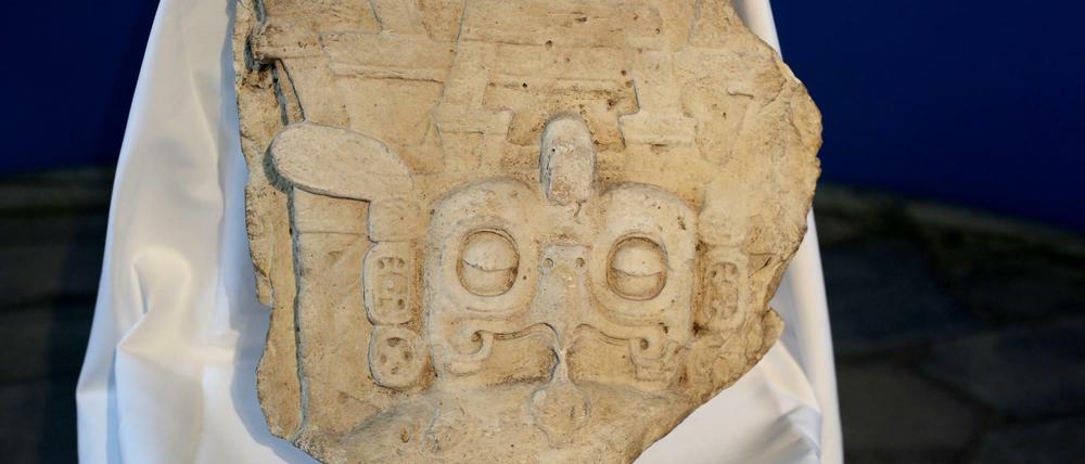 Ein Maya-Gedenkstein, der in den 1960er Jahren aus einer archäologischen Stätte in Guatemala geraubt wurde, tauchte in Paris wieder auf.