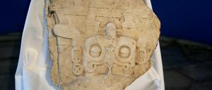 Ein Maya-Gedenkstein, der in den 1960er Jahren aus einer archäologischen Stätte in Guatemala geraubt wurde, tauchte in Paris wieder auf.