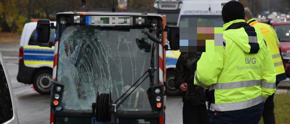 Die Kehrmaschine einer privaten Firma fuhr einen Fußgänger in Lichtenberg an.