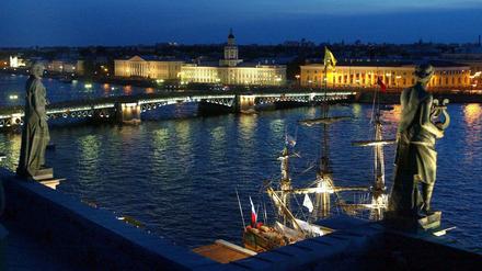Lichterinstallation an der Newa mit historischen Skultpturen, Fassaden und einem alten Segelschiff.