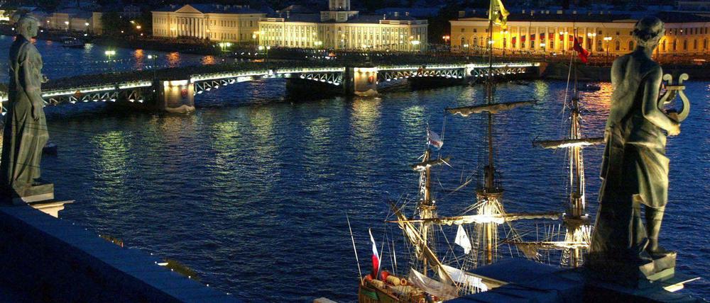 Lichterinstallation an der Newa mit historischen Skultpturen, Fassaden und einem alten Segelschiff.