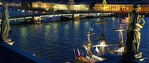 Lichterinstallation an der Newa mit historischen Skultpturen, Fassaden und einem alten Segelschiff.