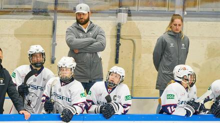 Die Eisbärinnen sollen über 60 Minuten „Powerhockey“ spielen, fordern Trainer Daniel Bartell und seine Assistentin.