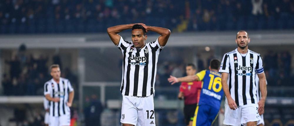 Zum Verzweifeln. In der vergangenen Saison endete die neun Jahre währende Dominanz von Juventus Turin in der Serie A. Nun sind für Leonardo Bonucci (rechts) und Alex Sandro selbst die internationalen Ränge weit entfernt.