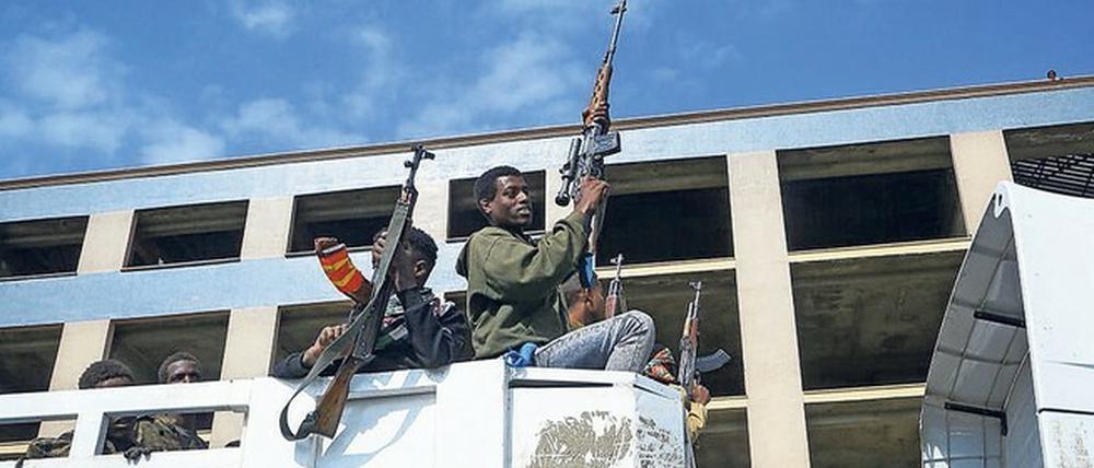 Mit Besiegten. Bewaffnete Tigray-Rebellen begleiten gefangene äthiopische Regierungssoldaten in eine Haftanstalt. p-a/dpa/AP