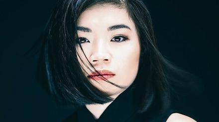 Elim Chan, Jahrgang 1986, fordert am Pult das Äußerste, mindestens. 