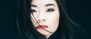 Elim Chan, Jahrgang 1986, fordert am Pult das Äußerste, mindestens.