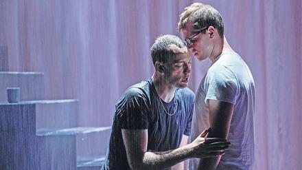 Hipster im Regen. Marcel Kohler und Enno Trebs in Gerhart Hauptmanns „Einsame Menschen“.