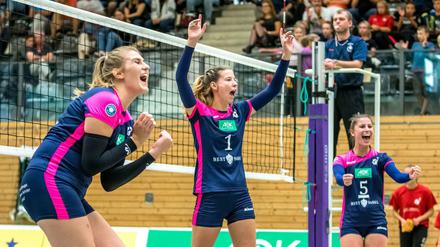 Katharina Kummer (rechts) freut sich mit ihren Mitspielerinnen auf ein echtes Highlight im Pokal.