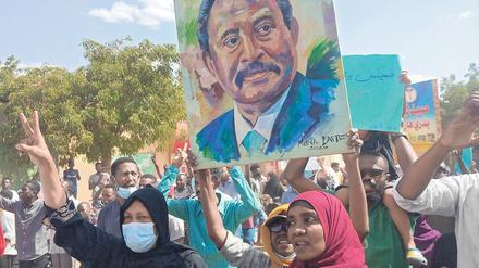 Gegen den Militärputsch. Demonstrantinnen in Khartoum protestieren mit einem Porträt des gestürzten Premiers Abdalla Hamdok. 