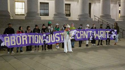Novemberproteste. Viva Ruiz (M), Gründerin der Organisation «Thank God For Abortion», hält für das Recht auf Abtreibung in Manhattan eine Rede, während der Supreme Court sich mit einem Abtreibungsgesetz im US-Bundesstaat Texas befasst.