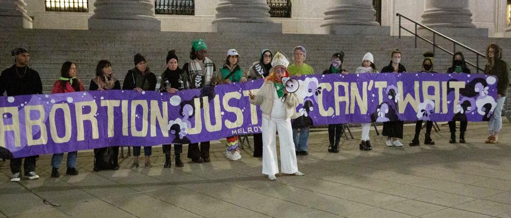 Novemberproteste. Viva Ruiz (M), Gründerin der Organisation «Thank God For Abortion», hält für das Recht auf Abtreibung in Manhattan eine Rede, während der Supreme Court sich mit einem Abtreibungsgesetz im US-Bundesstaat Texas befasst.
