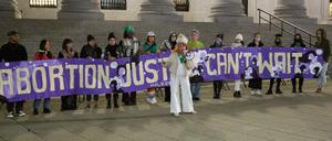 Novemberproteste. Viva Ruiz (M), Gründerin der Organisation «Thank God For Abortion», hält für das Recht auf Abtreibung in Manhattan eine Rede, während der Supreme Court sich mit einem Abtreibungsgesetz im US-Bundesstaat Texas befasst. 