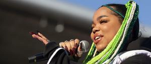 Frau unter Männern. Zoe Wees bekommt einen Preis als Newcomerin of the Year bei den GQ Awards.