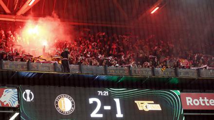 Unionfans Gästefanblock im Oberrang, Pyrotechnik, Bengalos / / Fußball Fussball / Europa Conference League / Saison 2021/2022 / 21.10.2021 / Feyenoord Rotterdam vs 1.FC Union Berlin FCU im Stadion De Kuip / DFL regulations prohibit any use of photographs as image sequences and/or quasi-video. / *** Unionfans Gästefanblock im Oberrang, Pyrotechnik, Bengalos Sport Football Europa Conference League Saison 2021 2022 21 10 2021 Feyenoord Rotterdam vs 1 FC Union Berlin FCU im Stadion De Kuip DFL regulations prohibit any use of photographs as image sequences and or quasi video