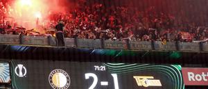 Unionfans Gästefanblock im Oberrang, Pyrotechnik, Bengalos / / Fußball Fussball / Europa Conference League / Saison 2021/2022 / 21.10.2021 / Feyenoord Rotterdam vs 1.FC Union Berlin FCU im Stadion De Kuip / DFL regulations prohibit any use of photographs as image sequences and/or quasi-video. / *** Unionfans Gästefanblock im Oberrang, Pyrotechnik, Bengalos Sport Football Europa Conference League Saison 2021 2022 21 10 2021 Feyenoord Rotterdam vs 1 FC Union Berlin FCU im Stadion De Kuip DFL regulations prohibit any use of photographs as image sequences and or quasi video