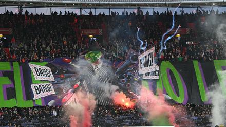 Hauptsache, es knallt. Nicht bei allen, aber einigen vielen Fans von Feyenoord ist das so.