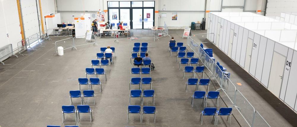 Blick in ein Impfzentrum im sächsischen Löbau (Archivbild vom Juli 2021)