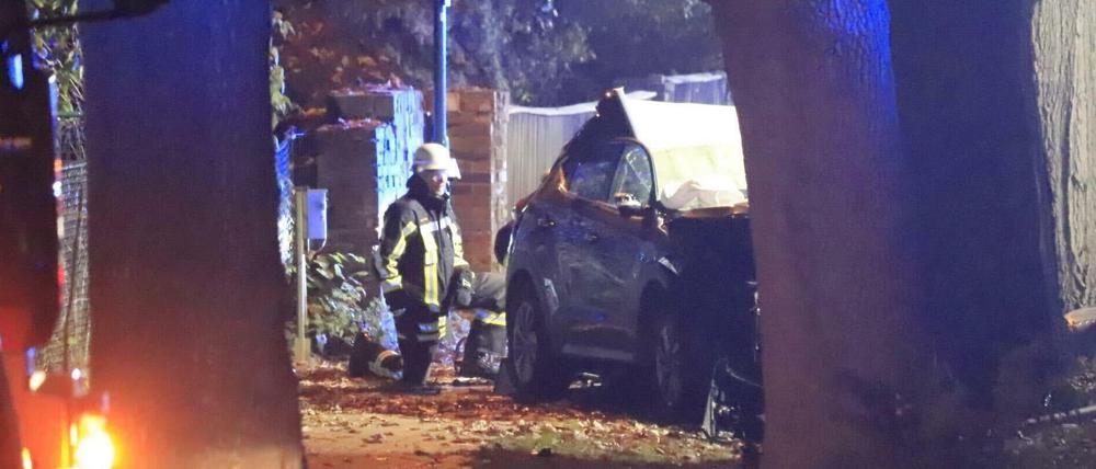 Ein Feuerwehrmann steht an dem in den Unfall verwickelten SUV.