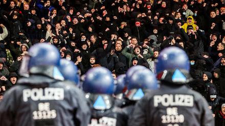 Fans von Feyenoord verursachten ein hohes Polizeiaufkommen in Berlin.