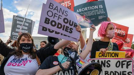 Pro-Choice und Anti-Abtreibung demonstrieren vor dem Obersten Gerichtshof der Vereinigten Staaten.