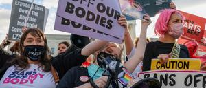 Pro-Choice und Anti-Abtreibung demonstrieren vor dem Obersten Gerichtshof der Vereinigten Staaten.