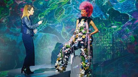 Kostüm-Trash für den Bühnen-Crash. Szene mit Vidina Popov und Riah Knight. 